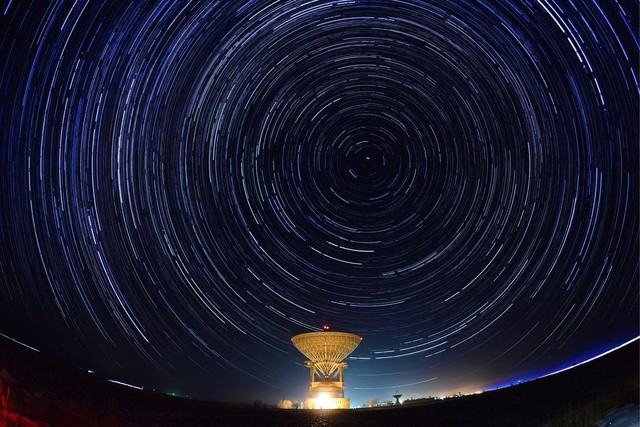  Xoay cùng màn đêm. Một chiếc máy ảnh thực hiện chụp phơi sáng cực lâu ở Trung tâm Thử nghiệm Không gian Titov vùng viễn đông của Nga. Những vòng sáng trên bầu trời là hướng di chuyển của những ngôi sao (không phải sao băng) tạo ra. 