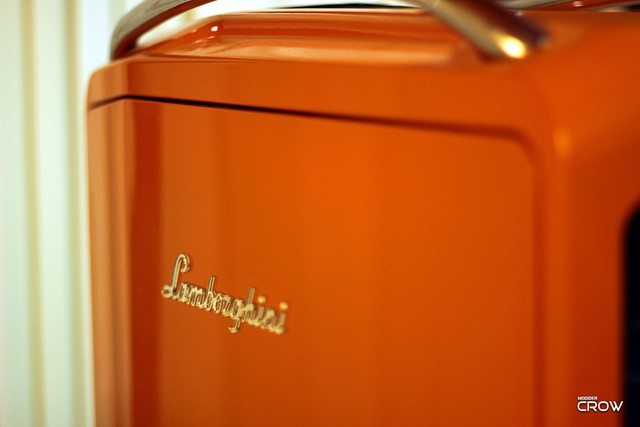  Dòng chữ Lamborghini được in nổi ở hông của case. 