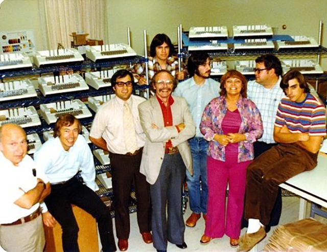 Steve Jobs cùng các đồng nghiệp trong văn phòng Apple, nơi có hàng chục chiếc máy Apple II đang chờ được chuyển tới khách hàng.
