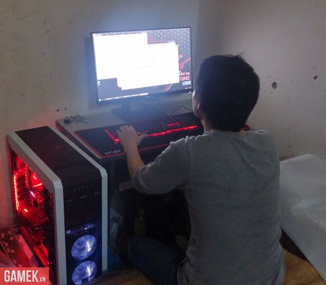 Nhân viên kỹ thuật đang cài đặt bộ máy tính.