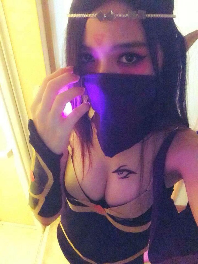 
Cô nàng Templar Assassin này quá sức nóng bỏng...
