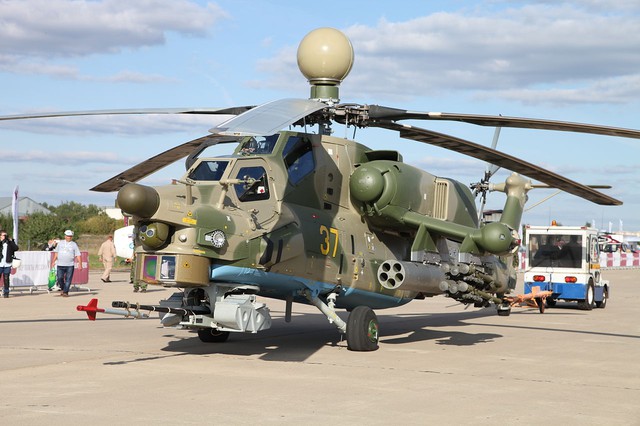  Một chiếc Mi-28N với trạm phát sóng radar và cảm biến laser ở mũi trong triển lãm hàng không MAKS 2013 