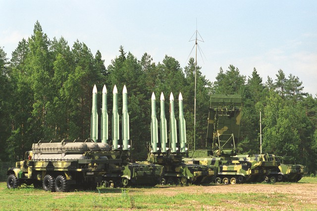  Sử dụng một tổ hợp tên lửa tầm xa không phải đơn giản, trong ảnh là tổ hợp BUK-M1 gồm xe radar, xe tải đạn, xe phóng tự hành và xe chỉ huy 