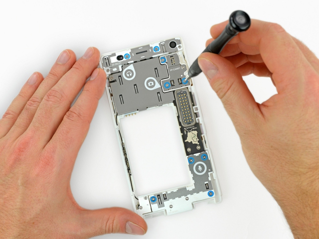  Như đã nói, các con ốc của Fairphone 2 đều thuộc cùng 1 loại nên chỉ cần 1 tô vít để tháo ra. Lượng ốc phải tháo cũng không nhiều, chỉ 9 chiếc. 