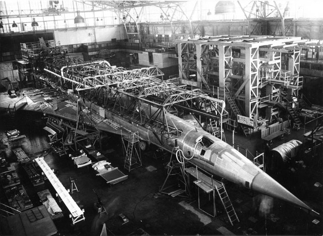
Bên trong xưởng chế tạo TU-144
