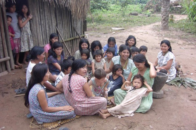  Một nhóm các phụ nữ bản địa Bolivia. 