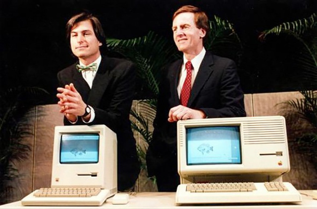 Steve Jobs bên cạnh John Sculley, CEO mới của Apple vào năm 1983.