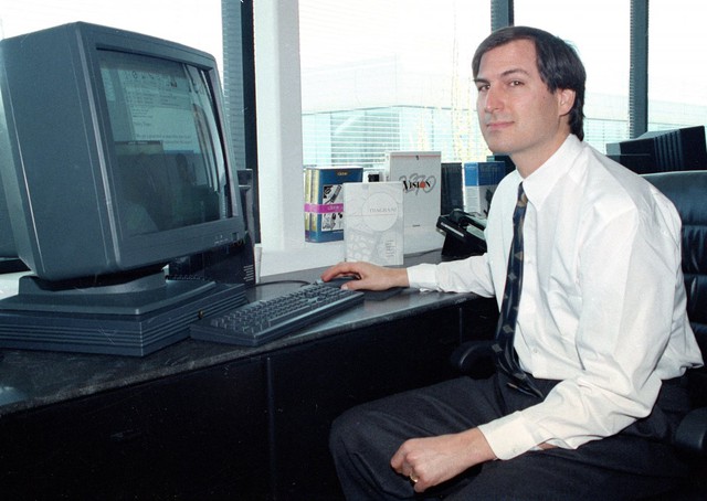Steve Jobs - người đứng đầu Công ty máy tính NeXT - giới thiệu chiếc máy tính màu đầu tiên có tên NeXTstation vào năm 1991.