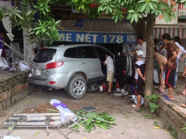 Chiếc xe bị tông mất tay lái và lao vào một quán Net (ảnh Autofun)