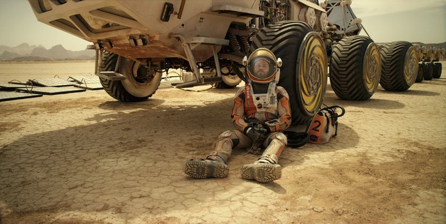
Nam diễn viên Matt Damon chưa thực sự xuất sắc khi chưa diễn tả được sự tuyệt vọng hay các áp lực mà nhân vật chính Mark Watney phải chịu đựng khi ở lại sao Hỏa
