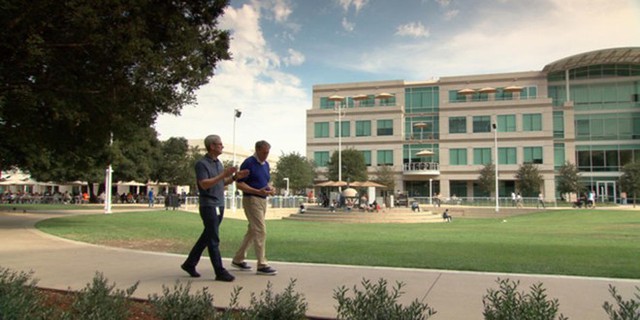 
&nbsp;Tim Cook trả lời phỏng vấn đ&agrave;i CBS.
