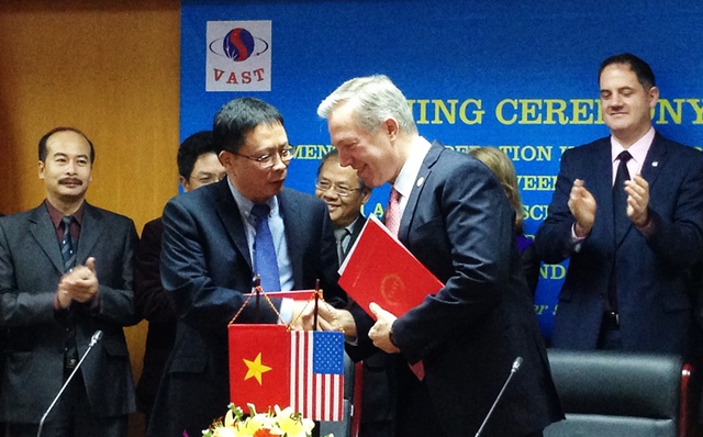 GS Châu Văn Minh và Đại sứ Hoa Kỳ tại Việt Nam Ted Osius tại lễ ký kết thỏa thuận hợp tác Chương trình GLOBE. 