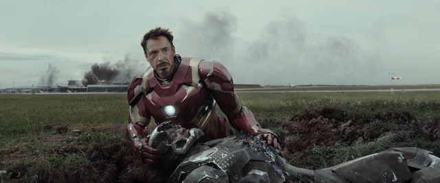 
Iron Man bên cạnh War Machine đang bị thương nặng
