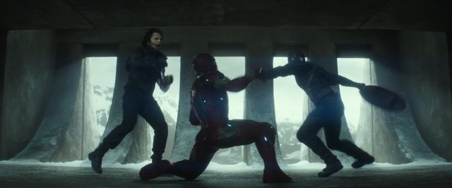 
Cảnh Captain America cùng Winter Soldier hợp sức chiến đấu với Iron Man. (Như thế này có lẽ không được công bằng cho lắm)
