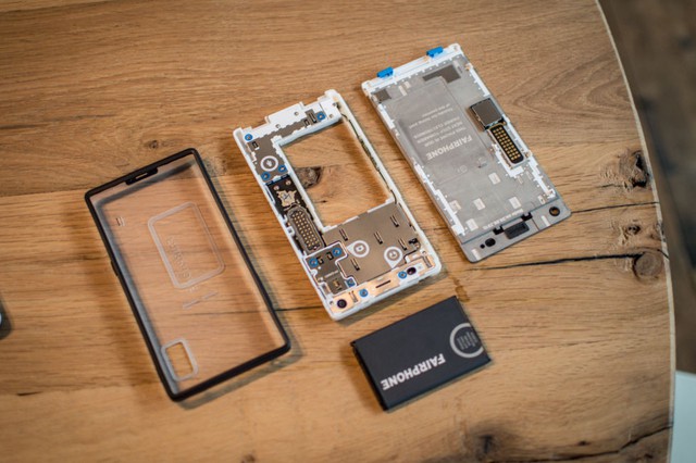  Một số hình ảnh về quá trình tháo rời các linh kiện của Fairphone 2. 