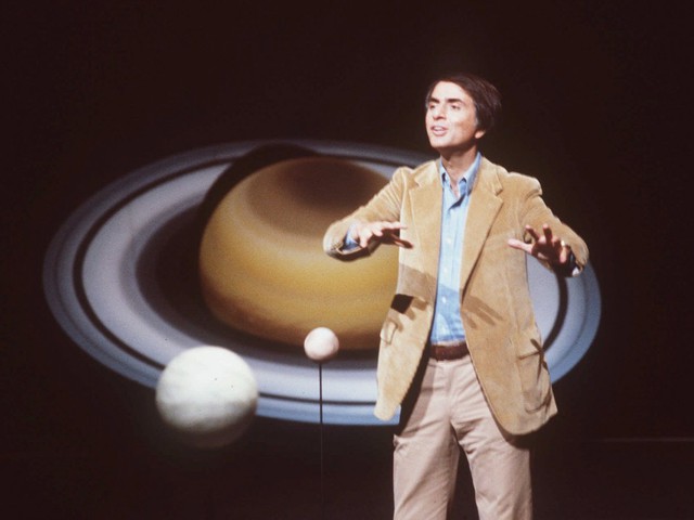  Nhà thiên văn học Carl Sagan. 