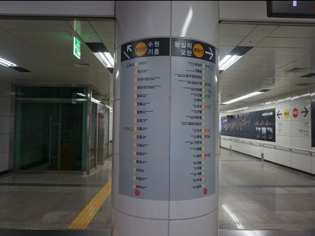 Bản đồ chi tiết hiện diện ở mọi ga tàu giúp hành khách định vị đúng nơi mình cần đến.