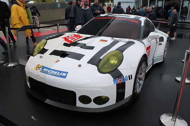 Porsche_911_RSR_Lego_04.