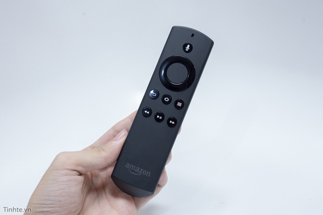 
Remote của Fire TV vẫn tương tự như bản cũ với điểm nhấn là nút tìm kiếm bằng giọng nói​
