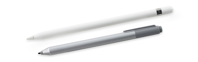  Bút Apple Pencil ở phía trên, phía dưới là bút cảm ứng của Surface Pro 4. 