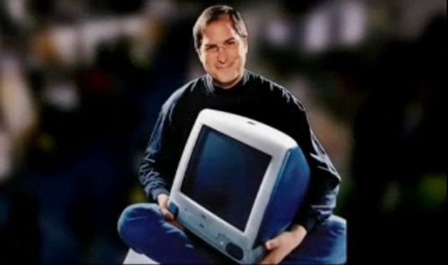 Steve Jobs cùng chiếc máy tính iMac ra đời năm 1998.