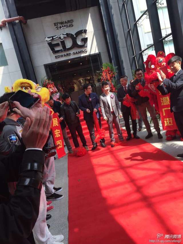 Ông chủ Edward Gaming cắt băng khánh thành khu luyện tập mới.