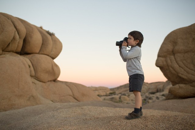 Anh Huey đang sở hữu hơn 600,000 lượt follow trên tài khoản Instagram, hiện là một thành viên cứng của National Geographic khi liên tục cho ra những bài đăng có giá trị trên tài khoản trang này. Vào tháng 4 năm 2014, sau ngày làm việc đầu tiên của 2 bố con tại biển Salton tại California, Huey quyết định post lên trang National Geographic hình ảnh cậu con trai bé nhỏ đang cầm trên tay chiếc máy ảnh Instax thật lớn. 