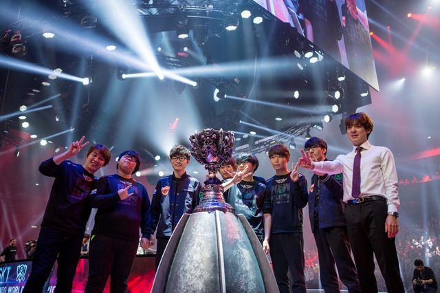 
SKT T1 và chiếc cup vô địch Liên Minh Huyền Thoại thế giới thứ 2!
