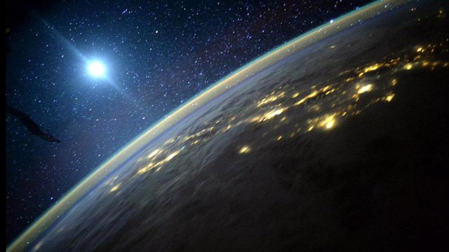  Vật thể lóa sáng màu xanh được phi hành gia Scott Kelly khẳng định là Mặt Trăng. 