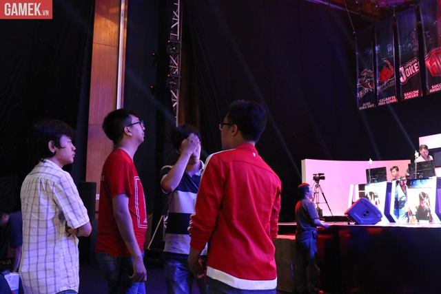 Anh Hoàng Luân cùng các đội ngũ kĩ thuật lo phần sân khấu.
