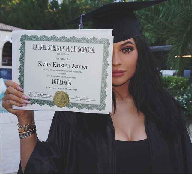 5, Lễ tốt nghiệp của Kylie Jenner ( 2.3 triệu lượt like )