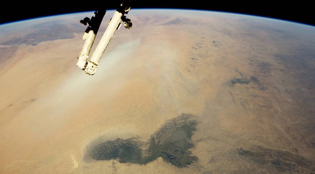  Cảnh quang khô cằn của sa mạc Sahara, có thể thấy bụi cát sa mạc đã chiếm hơn 1 nửa trái của bức ảnh. 