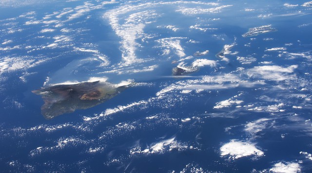  Núi lửa Kilauea ở Hawaii. Theo báo cáo của Đài Quan sát núi lửa Hawaii thuộc Cơ quan Khảo sát địa chất Mỹ (USGS), núi lửa Kilauea đã phun trào liên tục kể từ năm 1983 đến nay, mặc dù có vài thời điểm bị gián đoạn. Núi lửa này đã phun ra những dòng dung nham màu cam nóng chảy, tạo nên những dòng chảy hẹp, chuyển động nhanh và đổ vào một hồ dung nham khổng lồ. 