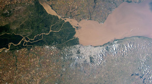  Sông Parana ở Argentina. Parana là con sông lớn thứ hai Nam Mỹ, tên gọi Paraná là rút ngắn của cụm từ para rehe onáva, bắt nguồn từ tiếng Tupi và có nghĩa là giống như biển (lớn như biển). Paraná hợp lưu với sông Paraguay và sau đó rất xa về phía hạ nguồn, nó hợp với sông Uruguay để tạo thành Río de la Plata rồi đổ ra Đại Tây Dương. 