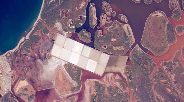  Hồ muối ở Úc, những mảng vuông màu trắng trong ảnh được hình thành bởi ngành công nghiệp khai thác muối tại đây. 
