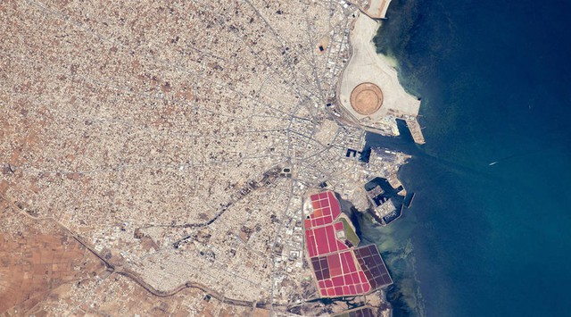  Bến cảng ở thành phố Sfax, Tunisia. Thành phố này có các ngành: chế biến phốt phát, dầu olive, hạnh nhân, len. 