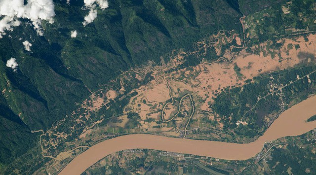  Sông Mê Kông chảy giữa Thái Lan và Lào. Ảnh chụp vào thời điểm mùa mưa lớn, có thể thấy nước sông đang dân lên khá nhiều. 