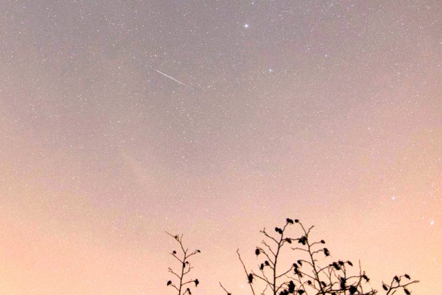  Tương tự Kelvin Palmer, Marc Charron chụp được bức ảnh này vào lúc hơn 10 giờ tối đêm qua trên bầu trời nước Anh. 