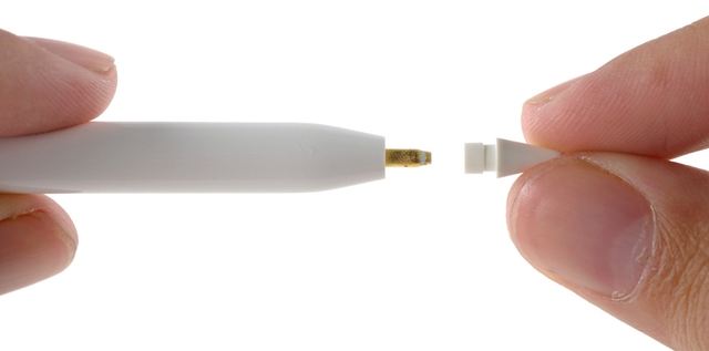  Phần cao su ở đầu bút Apple Pencil có thể gỡ được dễ dàng bằng tay không. 