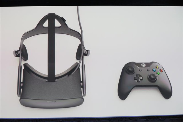 Với tay XboxOne liệu Oculus Rift có cần tay cầm riêng?