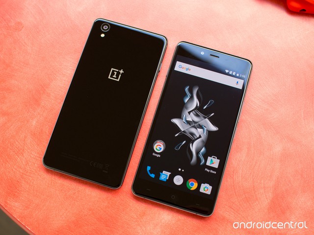  Tổng thể OnePlus X là một màu đen rất quyền rũ. Máy sử dụng màn hình 5 inch độ phân giải Full HD, mật độ điểm ảnh 441 ppi. Thông số này cho thấy chất lượng hiển thị của OnePlus X sẽ rất sắc nét. 