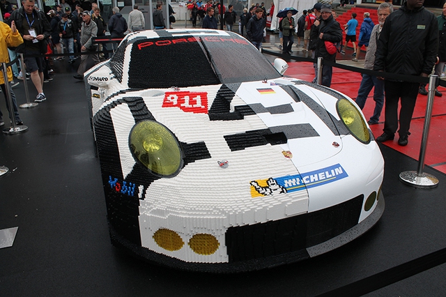 Porsche_911_RSR_Lego_08.