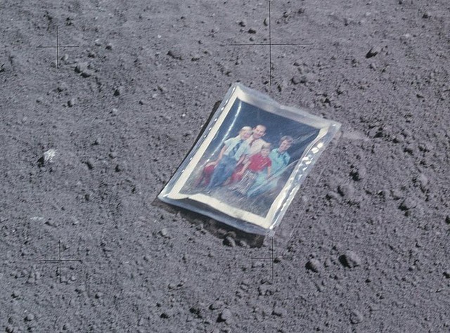  Bức ảnh Duke đã chụp lại trong chuyến thám hiểm Mặt Trăng. 