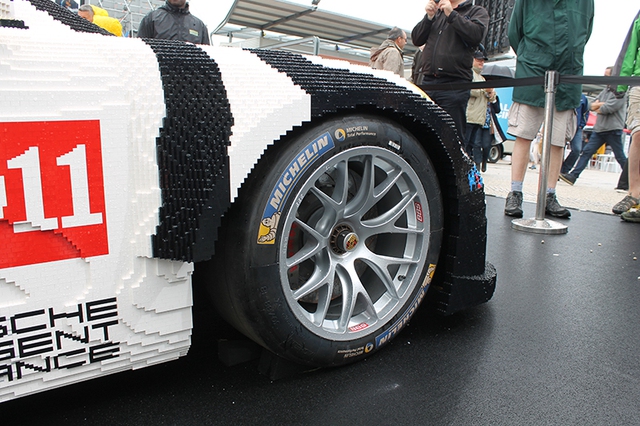 Porsche_911_RSR_Lego_11.