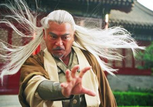 
Trong truyện Phong Vân, Hùng Bá là người đã sáng tạo nên 3 tuyệt kỹ võ học nổi tiếng, bao gồm: Thiên Sương Quyền, Bài Vân Chưởng và Phong Thần Cước.
