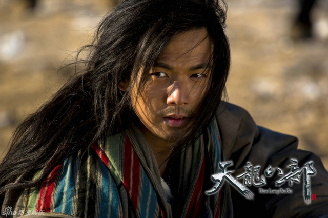 
Vẻ đẹp trai rạng ngời của diễn viên Chung Hán Lương (vai Tiêu Phong) trong phim Tân Thiên Long Bát Bộ, thực sự đã hút hồn rất nhiều fan nữ yêu thích phim kiếm hiệp.
