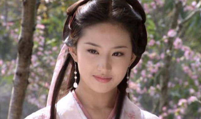 
Lưu Dược Phi đóng vai Vương Ngữ Yên khi cô tròn 16 tuổi, bằng độ tuổi nhân vật này trong truyện Thiên Long Bát Bộ.
