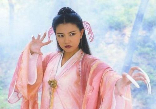 
Cho dù hình tượng và nhan sắc có bị thay đổi sau khi luyện Cửu Âm Bạch Cốt Trảo, Chu Chỉ Nhược vẫn là nhân vật nữ được yêu thích của nhiều fan Kim Dung.
