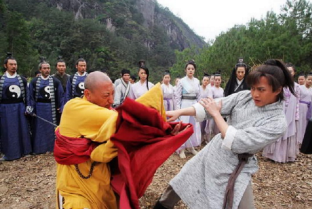 
Trương Vô Kỵ sử dụng Càn Khôn Đại Na Di bảo vệ Minh Giáo - Đoạn cảnh từ phim Ỷ Thiên Đồ Long Ký.

