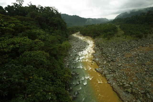 Một nhánh “Dòng sông bẩn” trong công viên Quốc gia Braullio Carrillo ở San Jose, Costa Rica. Nước sông bị nhuốm màu vàng và đục ngầu bởi tro khoáng từ ngọn núi lửa đang hoạt động Irazu. Có thể thấy dòng nước được rừng mưa nhiệt đới lọc sạch lại đang bị trộn lẫn cùng với nước bẩn. Bức ảnh được chụp vào 5/6/2012.